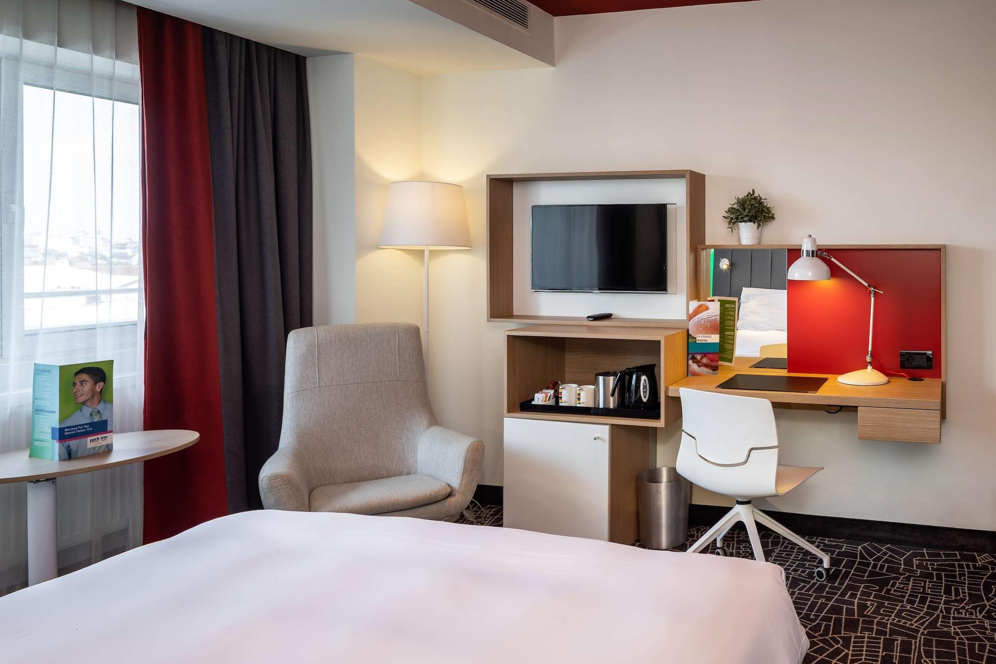 Park Inn By Radisson Bucharest Hotel & Residence Esterno foto